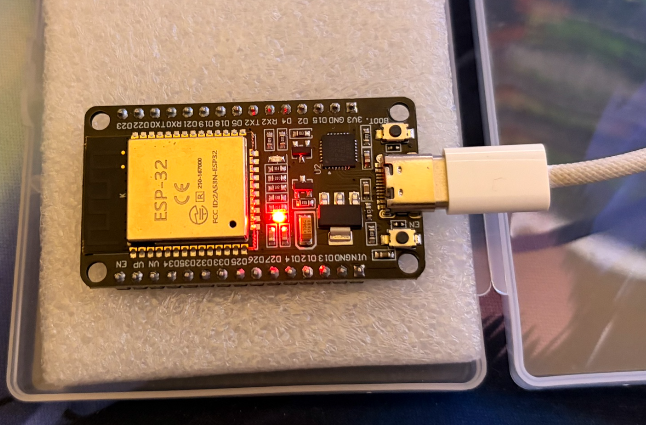Carte ESP32 branchée à un ordinateur par USB